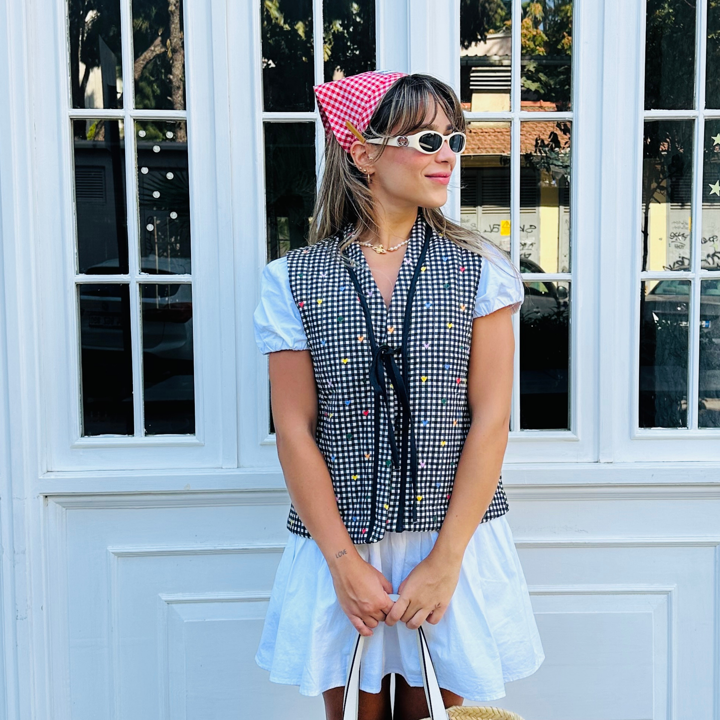 Cherry Pop kapitone yelek ön açı, günlük stil için rahat ve modern tasarım