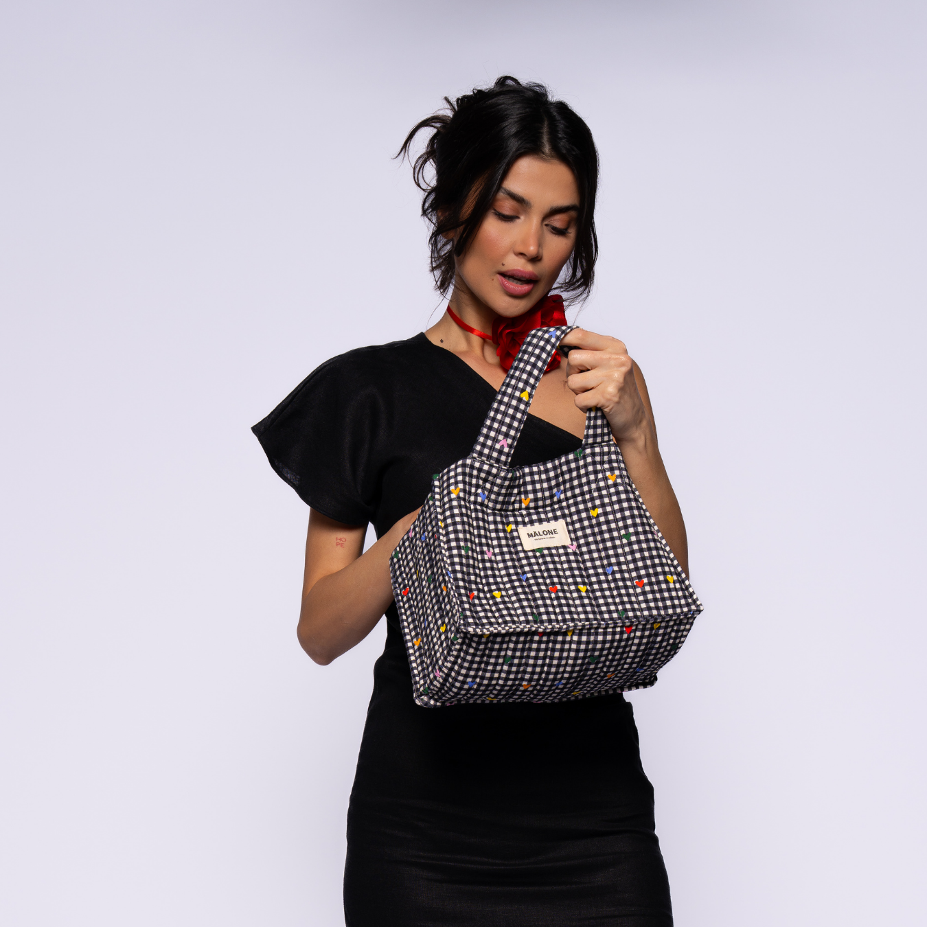 Kompakt boyutlarıyla Cherry Pop Petit Tote, elde veya kol üzerinde rahat taşınabilen günlük çanta arayanlar için ideal bir seçenektir.