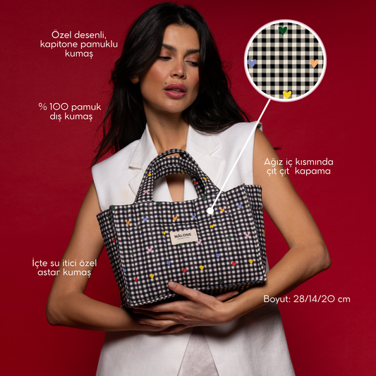 Şık çıtçıt kapama ve güçlü sap detayı ile Cherry Pop Petit Tote, günlük eşyalarınızı kolayca taşımanızı sağlayan fonksiyonel bir tasarıma sahiptir.