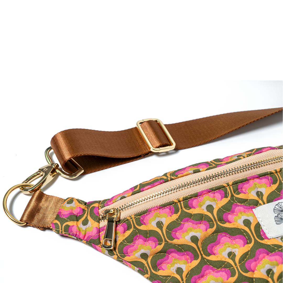 Blossom bel çantası askı ve dikiş detayı, fonksiyonel günlük aksesuar