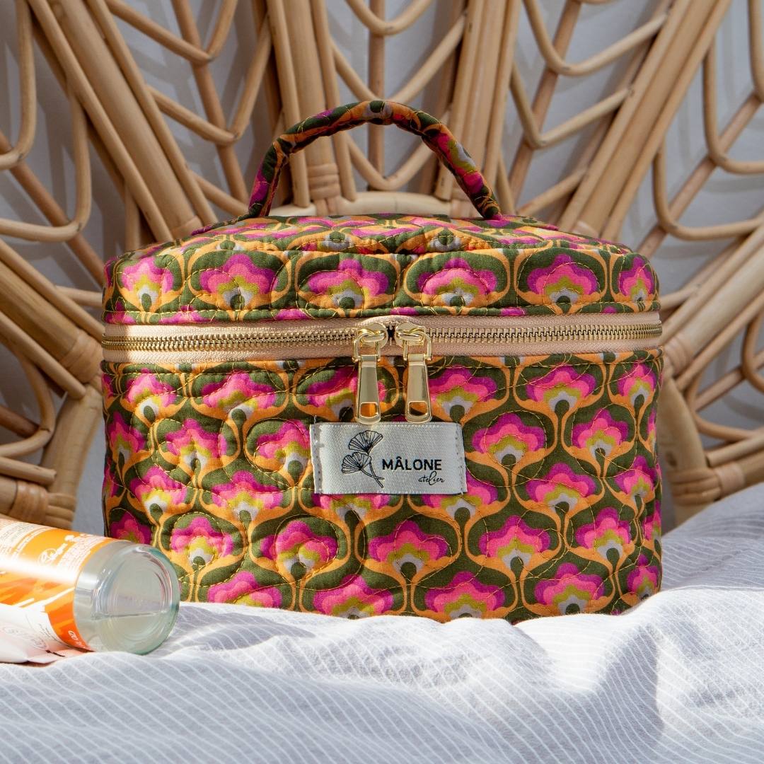 Blossom kozmetik çantası kapitone desenli ön görünüm, günlük ve seyahat kullanımı için ideal