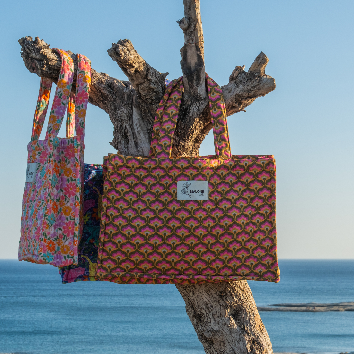 Blossom tote çanta iç hacim ve kapitone desen detayı, geniş saklama alanı