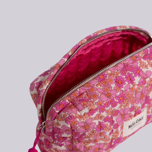 Cotton Candy bakım çantası iç hacim ve suya dayanıklı astar görünümü, düzenli saklama alanı