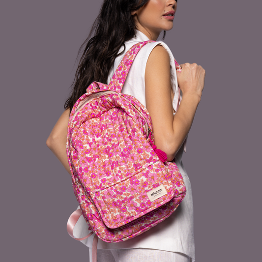 Kadınlar için tasarlanmış Cotton Candy Sırt Çantası, kapitone pamuk kumaşı ve zarif tasarımıyla günlük şehir yaşamında hem şıklığı hem fonksiyonelliği bir arada sunan modern bir sırt çantasıdır.