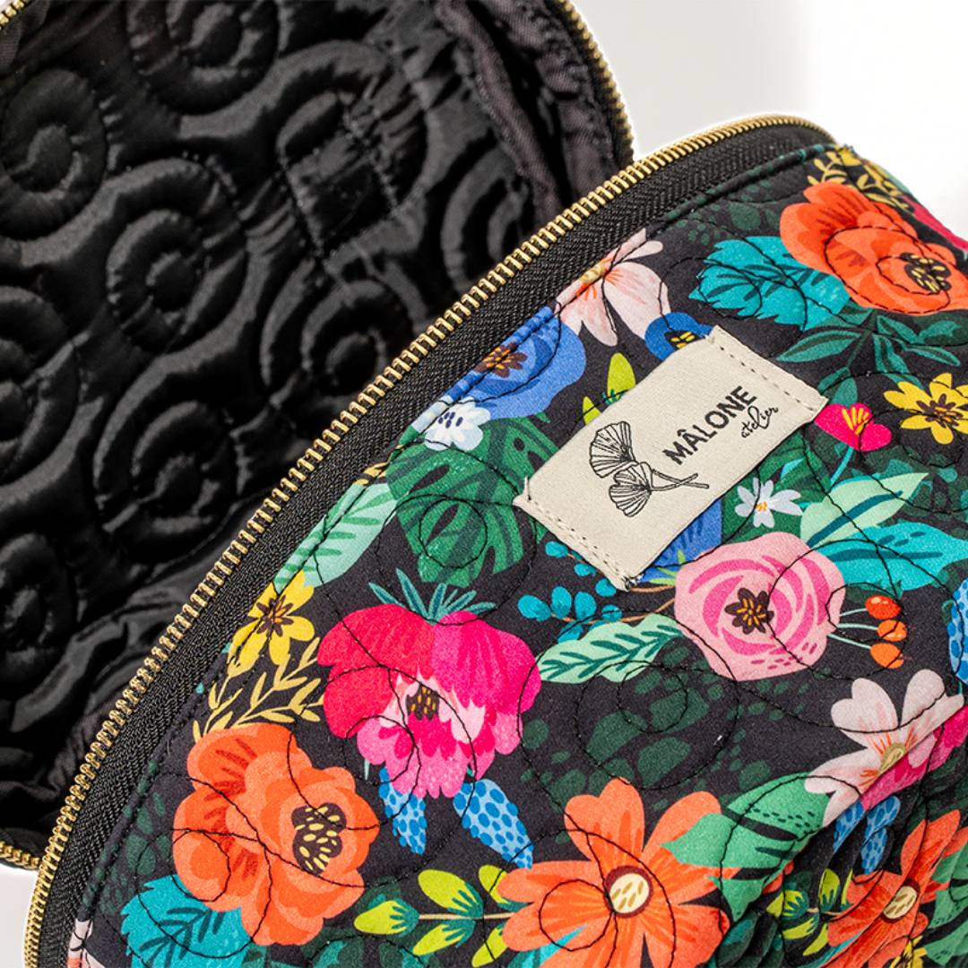 Dark Garden Kozmetik Çantası iç hacim ve suya dayanıklı astar görünümü, 3,5 litre kapasite