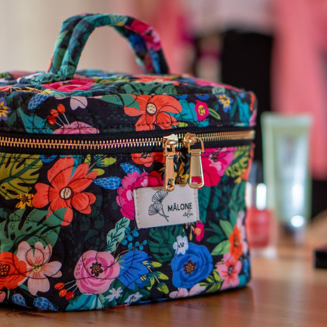 Dark Garden Kozmetik Çantası iç detay, makyaj ve kişisel eşyalar için düzenli saklama alanı