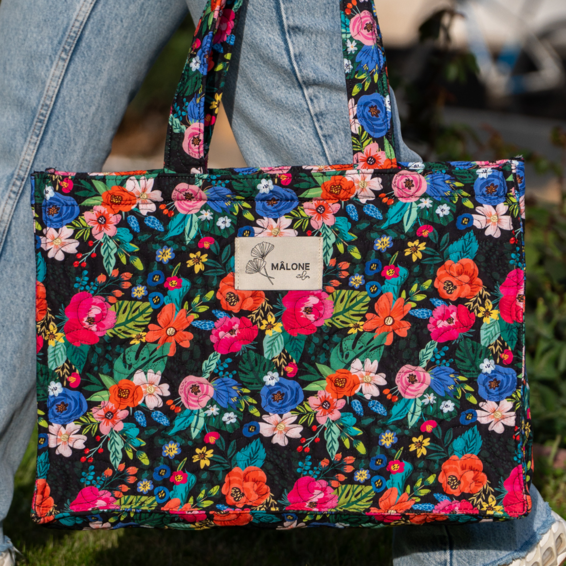 Dark Garden tote çanta ön görünüm, kapitone desenli geniş günlük çanta