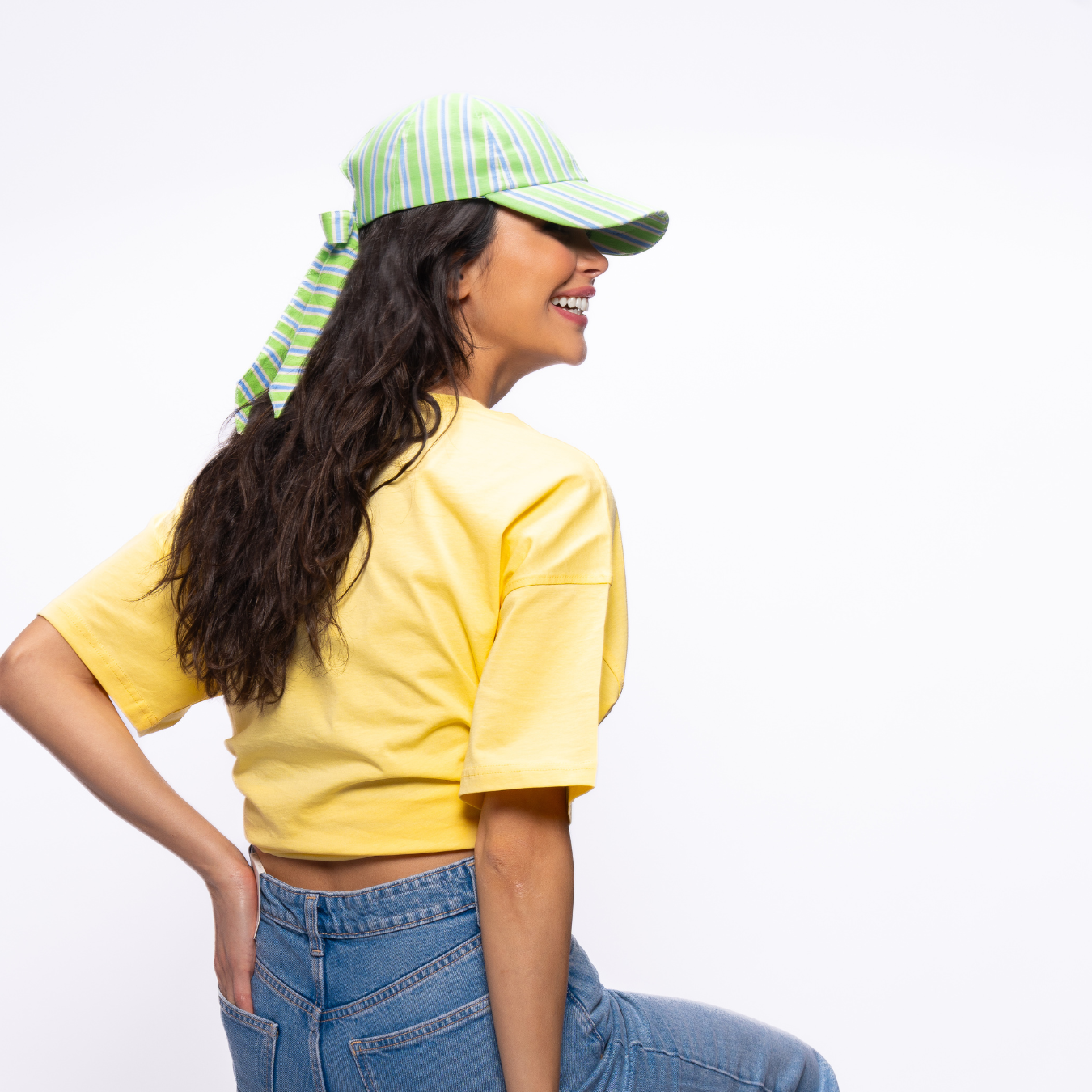 Fresh Stripes golf kep arka bant detayı, ayarlanabilir uzun bağlama bantlı şapka