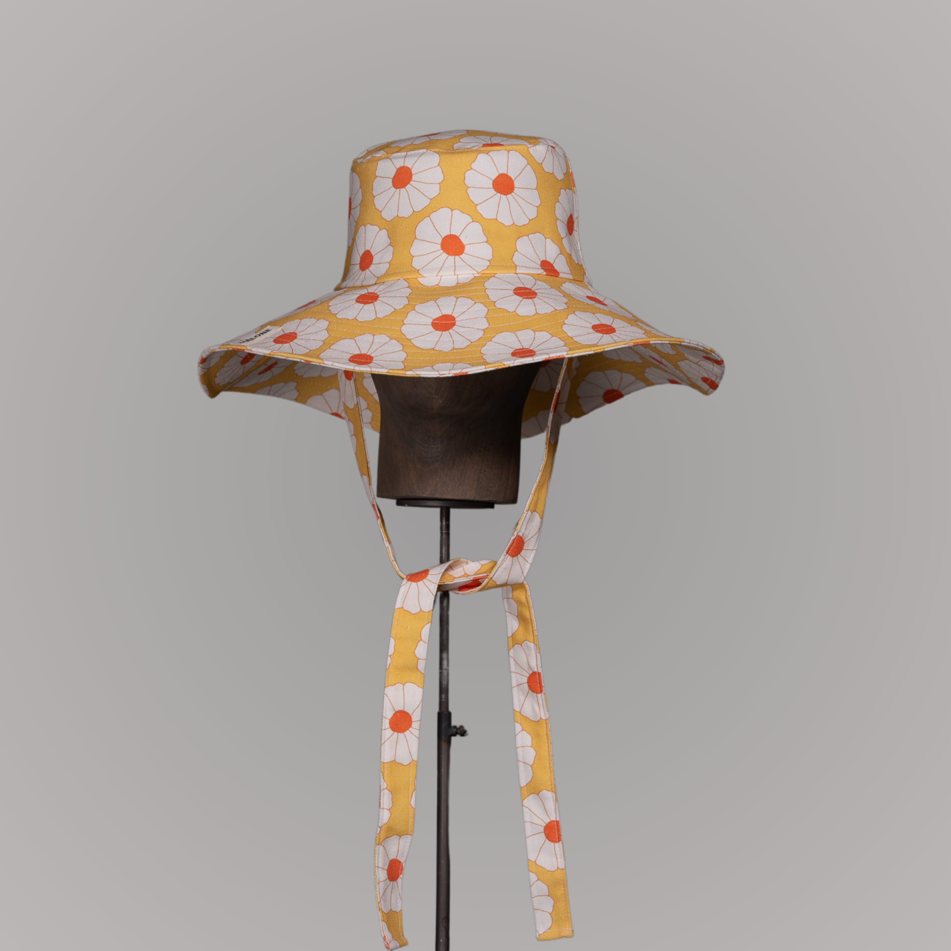 Lotus bucket şapka ön açı, zarif desenli ve rahat tasarımlı şapka