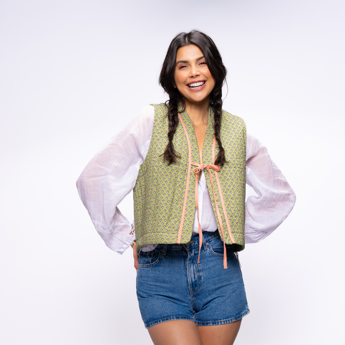 Olive Dust kapitone yelek yakından görünüm, dış giyimde zarif detaylar