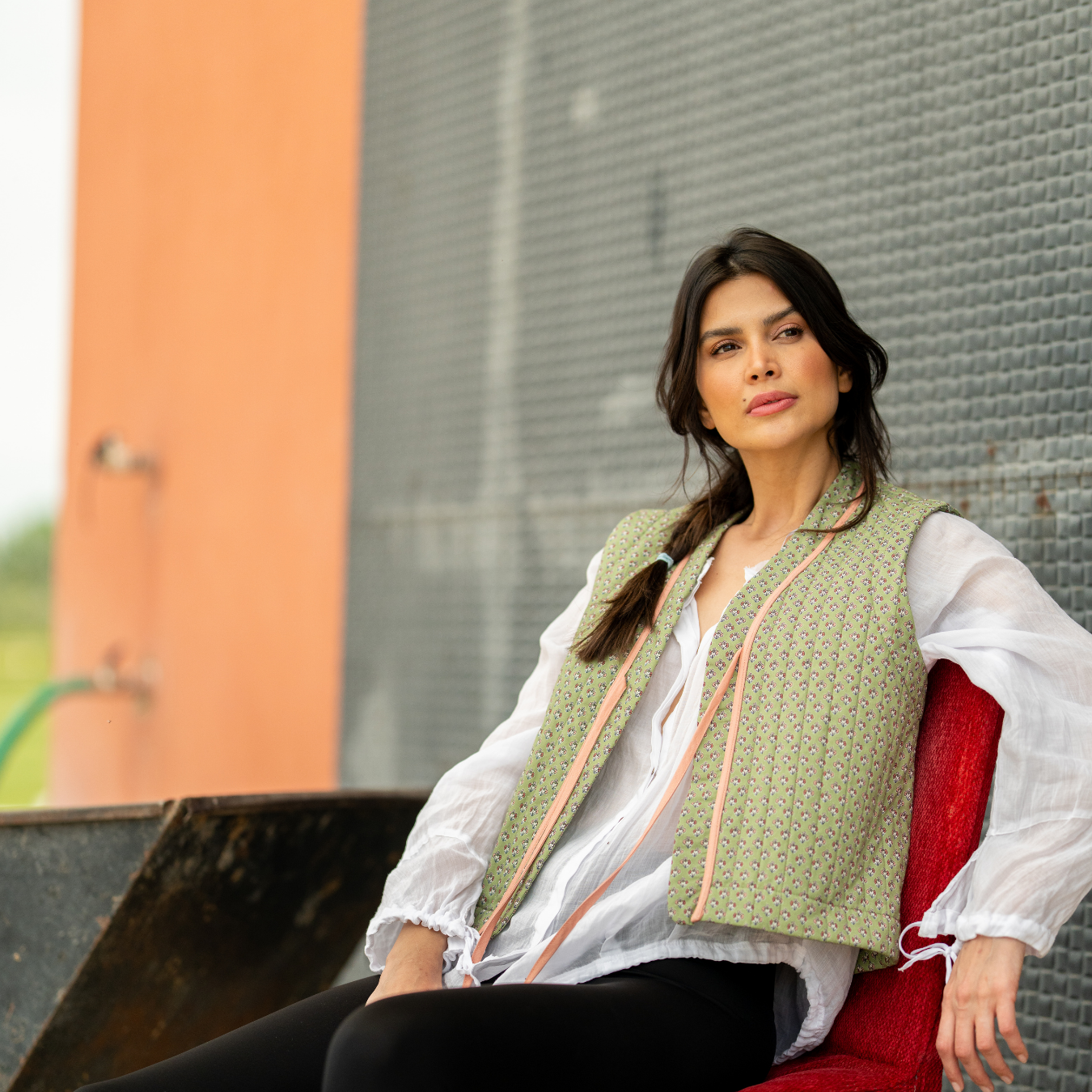 live Dust kapitone yelek dikiş detayı, modern ve fonksiyonel tasarım