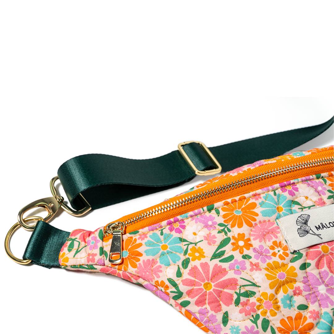 Pinkie bel çantası askı ve dikiş detayı, kaliteli aksesuarlarla dayanıklı ve şık yapı