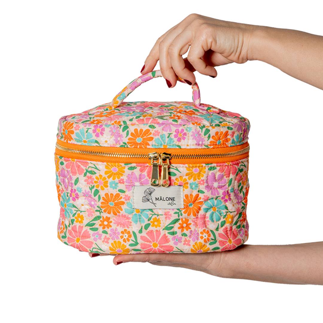 Pinkie kozmetik cantasi iç bölüm detayı, makyaj ve kişisel eşyalar için düzenli saklama alanı