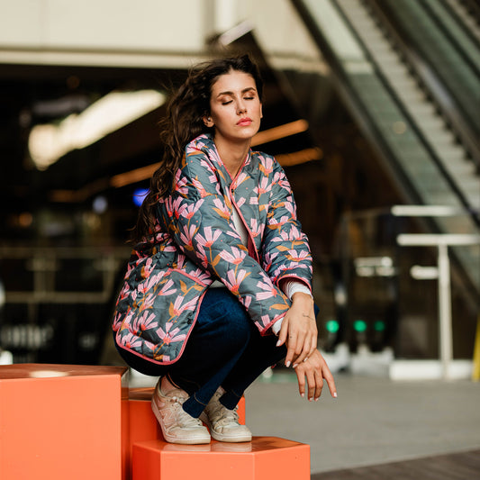 Quiet Bloom Puffer Ceket, kadınlar için oversize kesimi ve çift yönlü kullanılabilen kapitone tasarımıyla kış kombinlerine zarif ve fonksiyonel bir dokunuş katan dış giyim parçasıdır.