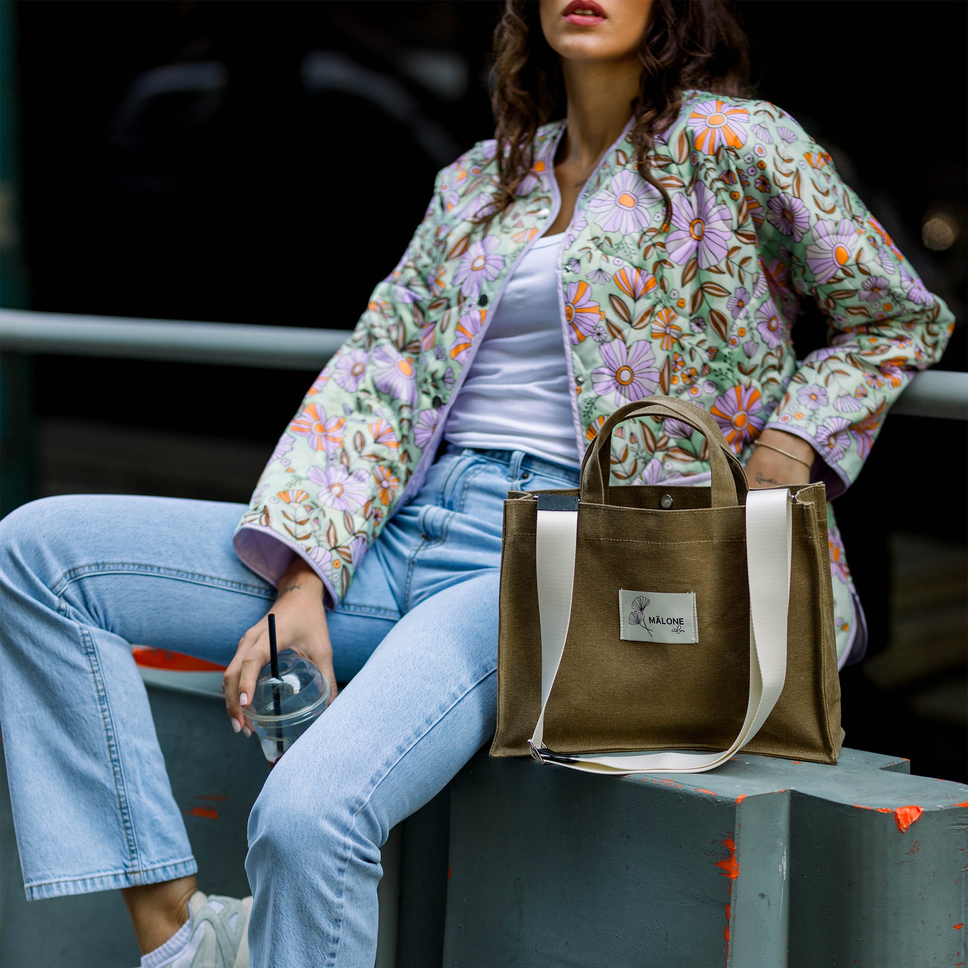 Retro Garden Puffer Ceket, kadınlar için tasarlanmış oversize kesimi ve çift taraflı kapitone tasarımıyla kış kombinlerinize modern ve şık bir hava katan dış giyim parçasıdır.