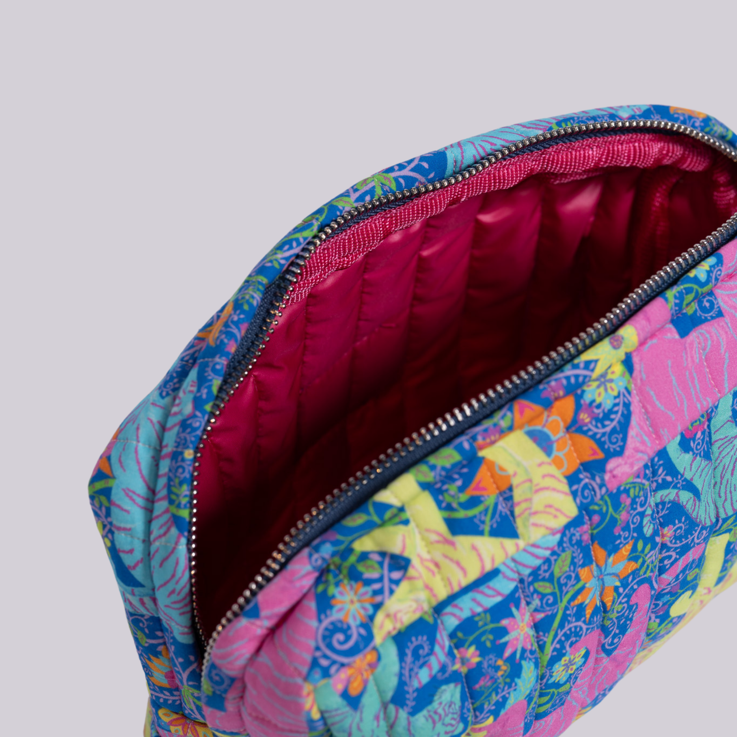 Tigers kozmetik çantasi ic hacim ve suya dayanıklı astar, makyaj ve bakım urunleri icin bolgelendirilmistir