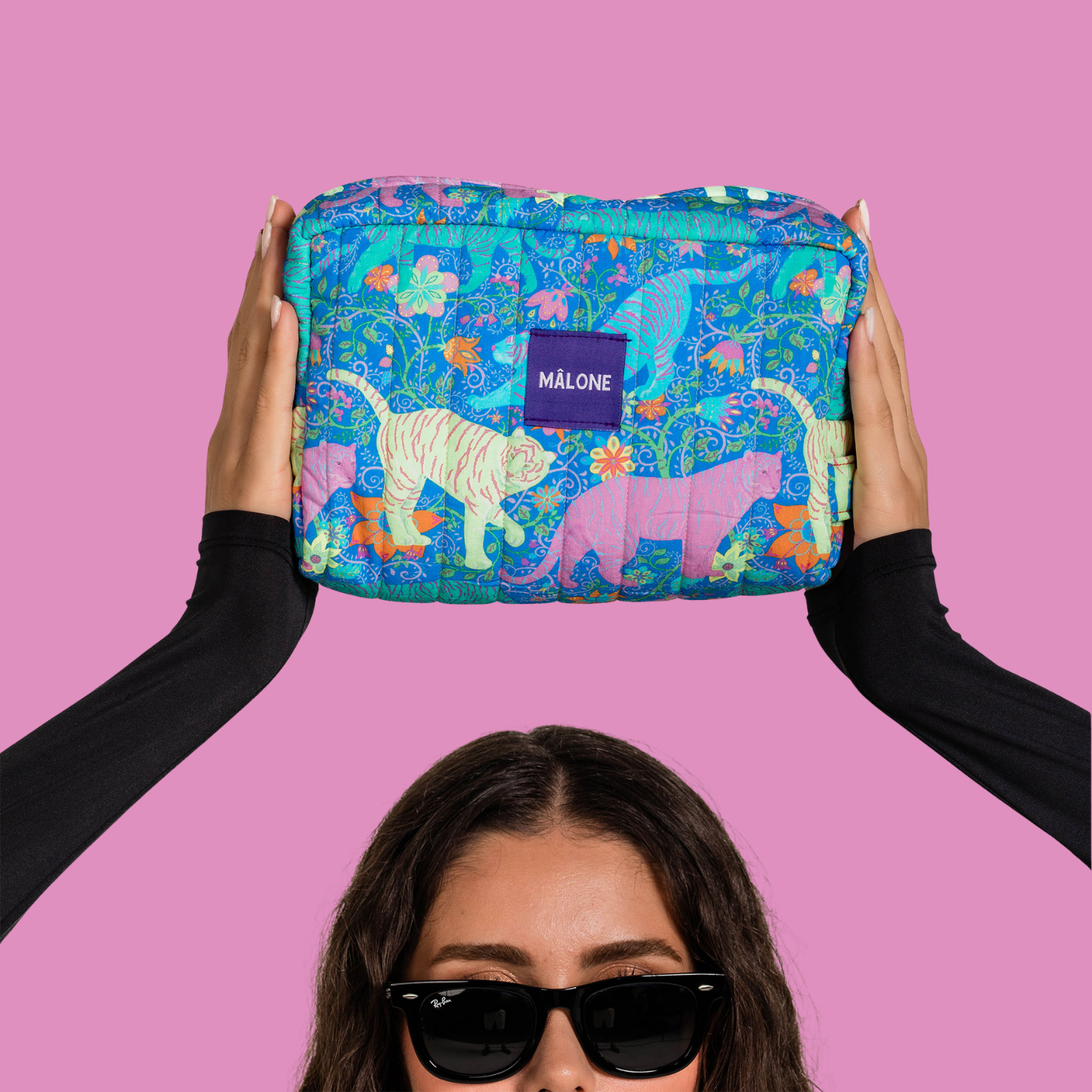 Tigers kozmetik çantasi kapitone desenli ön görünüm, makyaj ve günlük eşyalar için şık bakım çantası