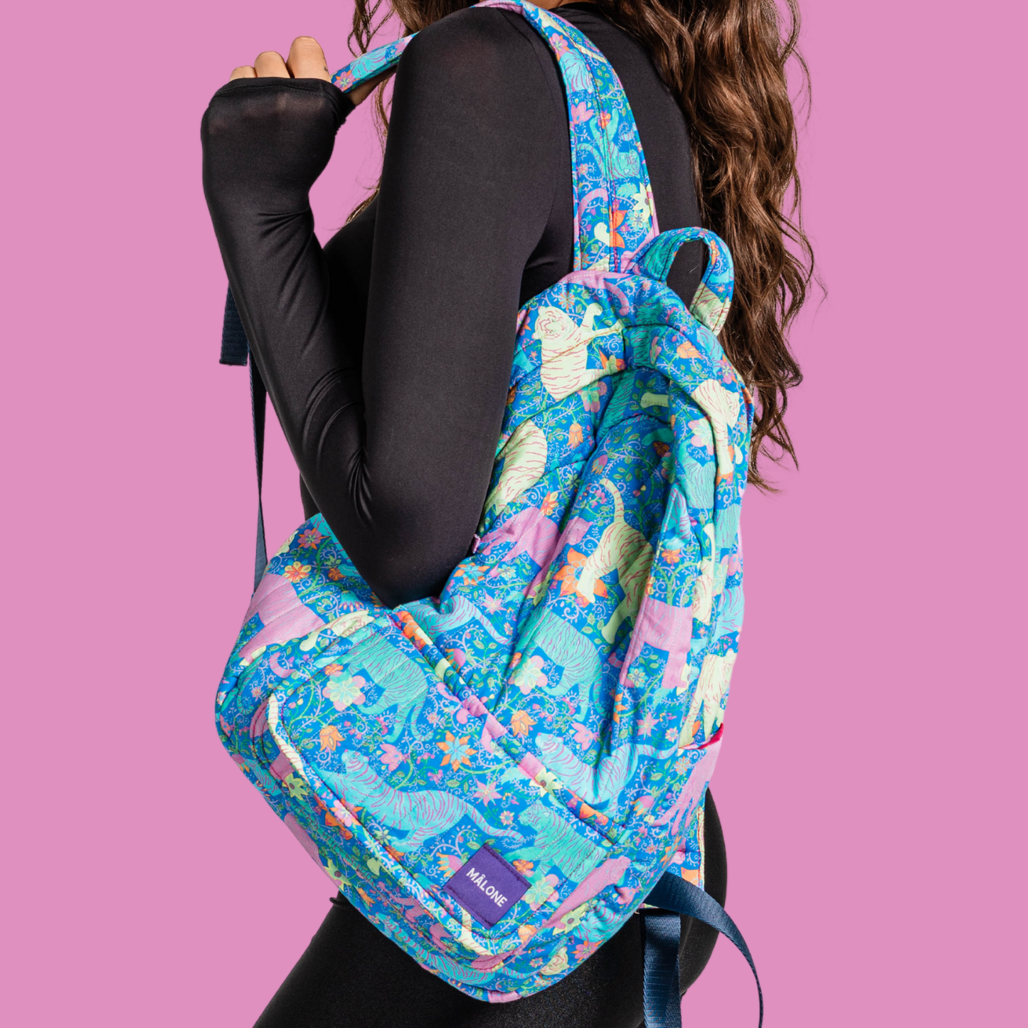 Tigers Sırt Çantası; özel kapitone pamuk kumaş, modern desen ve fonksiyonel tasarımıyla günlük stilinizi tamamlayan şık ve kullanışlı bir şehir sırt çantasıdır.