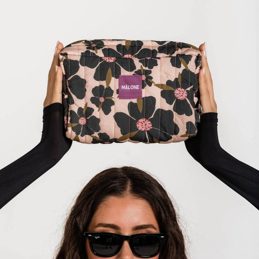 Twilight Bloom bakım çantası ön görünüm, çiçek desenli kapitone tasarım